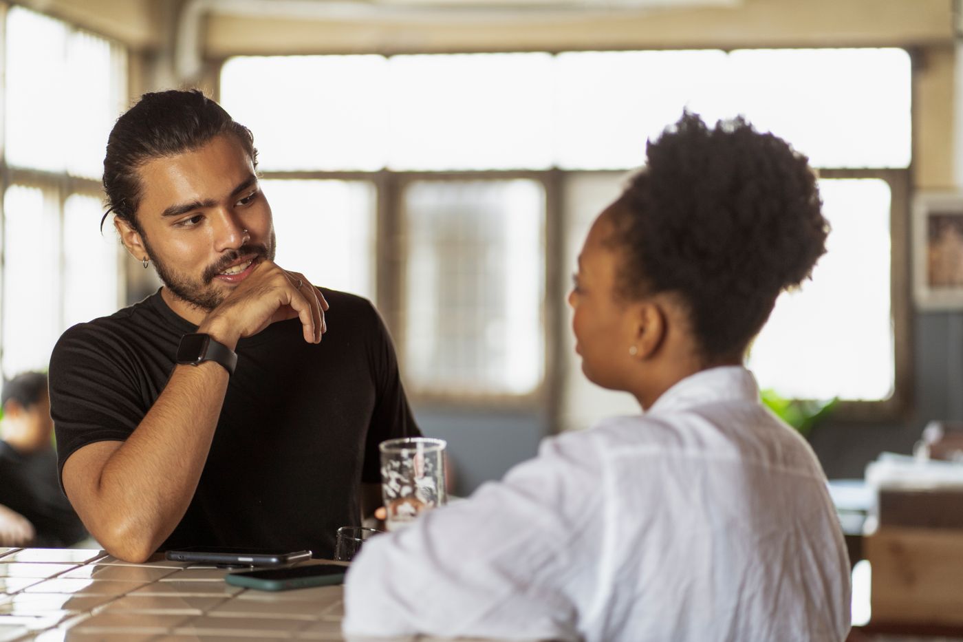 Dos personas en medio de una conversación seria